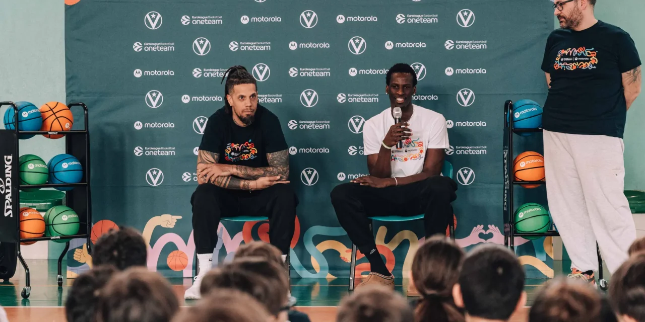 Virtus, Hackett: “Il nostro compito è anche quello di far del bene alla comunità, non solo vincere le partite”. Niang: “Felice di essere fonte di ispirazione dei più giovani”
