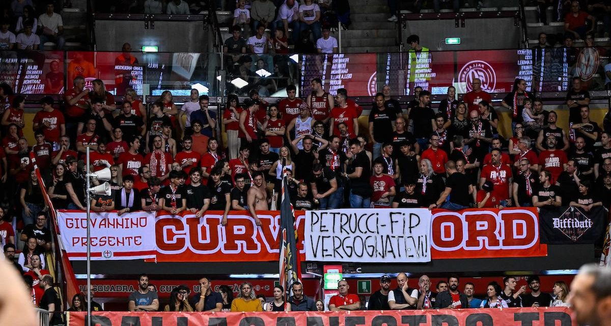 Pallacanestro Trieste, la curva insorge con uno striscione: “Petrucci-FIP, vergognatevi!”