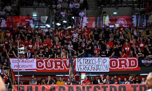 Pallacanestro Trieste, la curva insorge con uno striscione: “Petrucci-FIP, vergognatevi!”