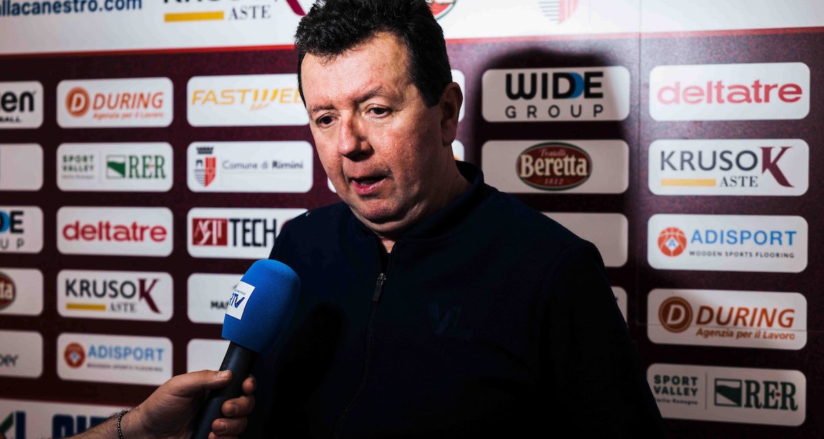 BM ANTEPRIMA A2/ COACH SPIRO LEKA: “LA MIA VITTORIA PIU’ GRANDE È STATA CREARE UNA NUOVA GENERAZIONE DI TIFOSI A PESARO, I MIEI RAGAZZI EMOZIONANO!” – DI ALESSIO APICELLA