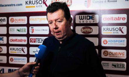 BM ANTEPRIMA A2/ COACH SPIRO LEKA: “È UN CAMPIONATO DOVE NON SI PUÒ FARE NESSUN ERRORE. NOI NON CI SIAMO DATI ALIBI, DOBBIAMO CONCETRARCI SU CIÒ CHE POSSIAMO CONTROLLARE.” – DI ALESSIO APICELLA