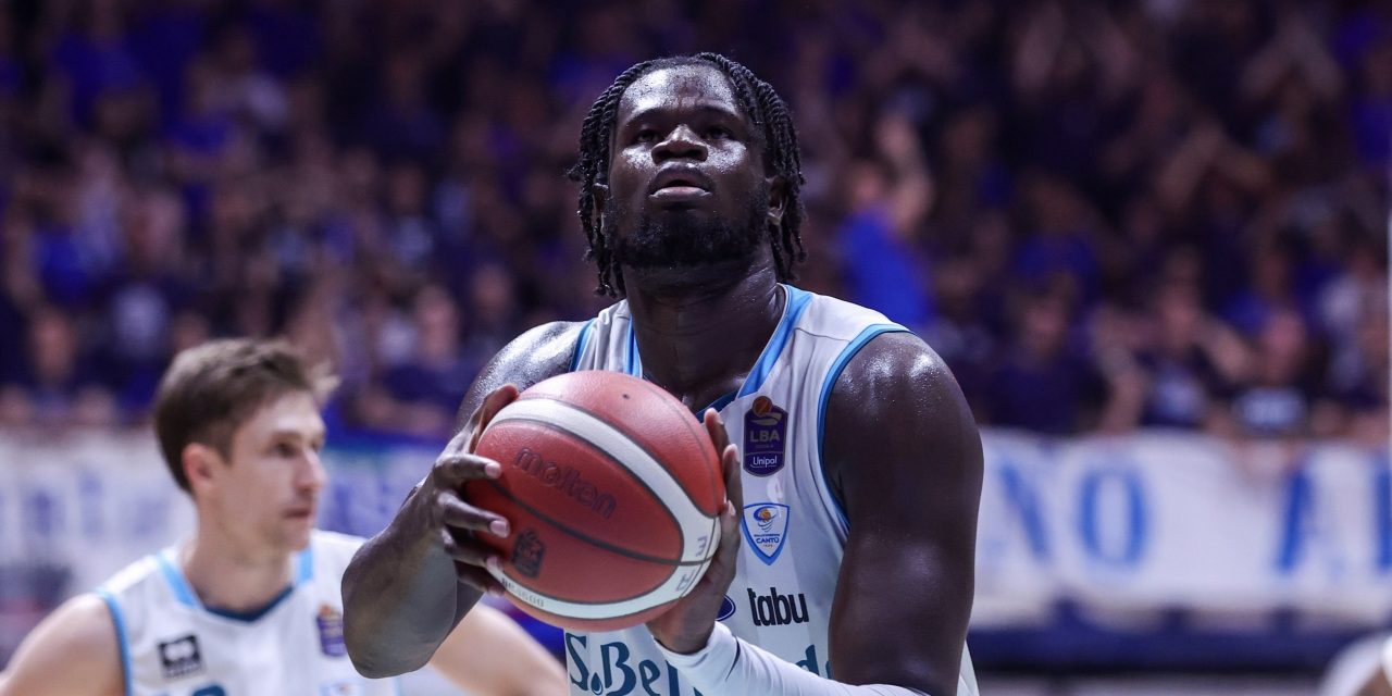 Pallacanestro Cantù, gli aggiornamenti sulle condizioni di Oumar Ballo dopo l’infortunio con Sassari: la nota del club