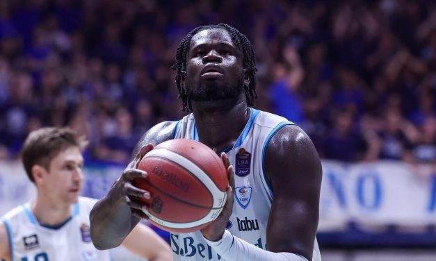 Pallacanestro Cantù, gli aggiornamenti sulle condizioni di Oumar Ballo dopo l’infortunio con Sassari: la nota del club