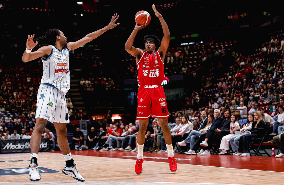 BM ON LBA / OLIMPIA SHOW E RECORD, NAPOLI SPAZZATA VIA 125-97 /di Elio De Falco