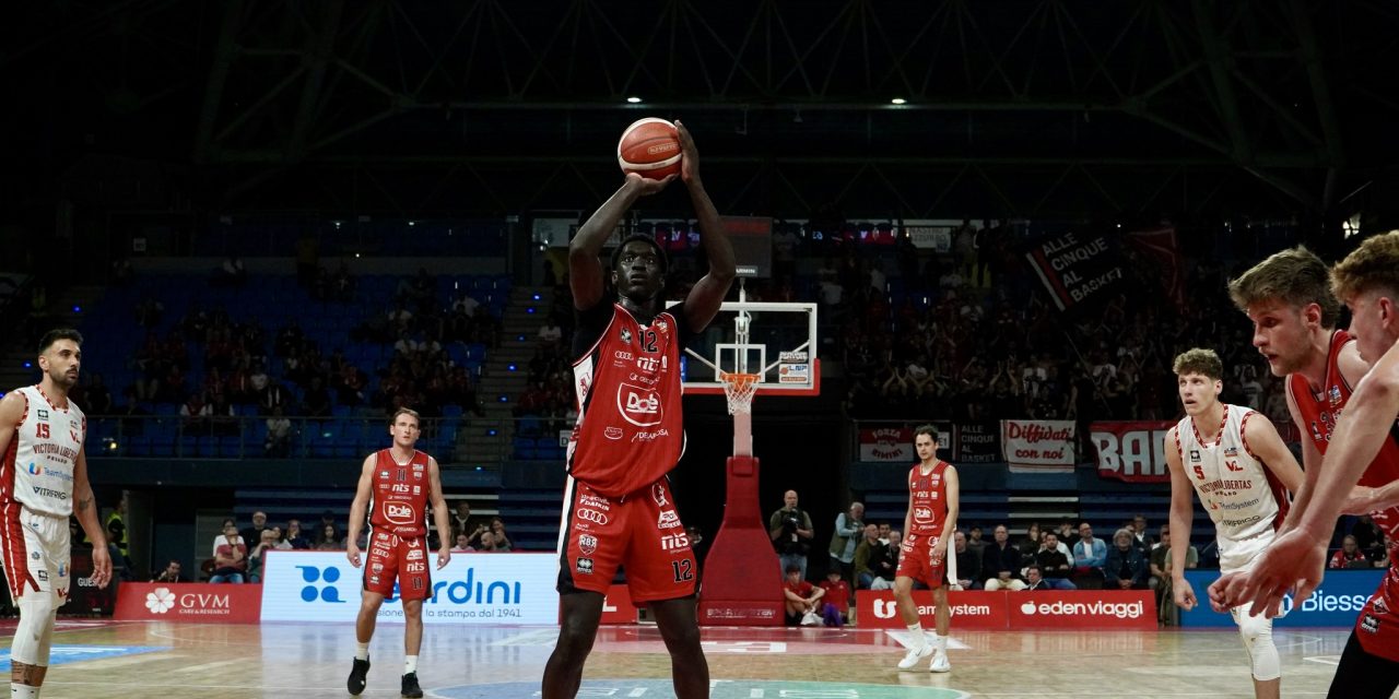 BM ON A2/ LE PAGELLE DI PESARO-RIMINI: SANKARE CONTRO TUTTI, RIMINI SI AGGRAPPA AL GIOVANE ITALIANO, MA PESARO NE PORTA 5 IN DOPPIA CIFRA – DI ALESSIO APICELLA