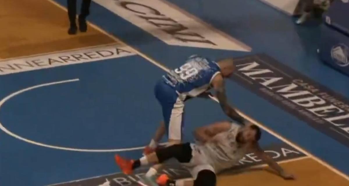 Follia in gara 3 di playout tra Roseto e Ruvo di Puglia: Borra colpisce Landi a terra con diversi pugni, il video