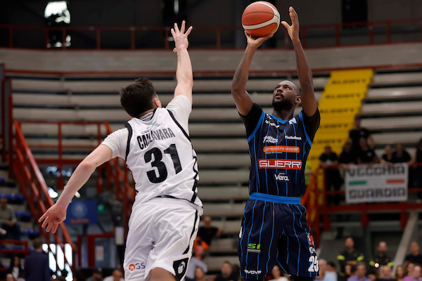 BM ON LBA/ Napoli conclude il campionato con il sorriso, Udine travolta (98-71)