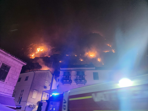SPECIALE BM / LA DALMAZIA LOTTA CONTRO LE FIAMME: GRAVE INCENDIO AD ALMISSA – DI MATTEO CAZZULANI