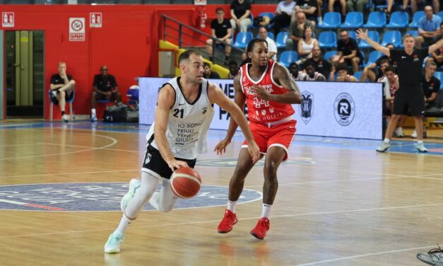 Reggio Emilia cambia marcia nel finale: Udine rimontata 80-74 al Memorial Pajetta