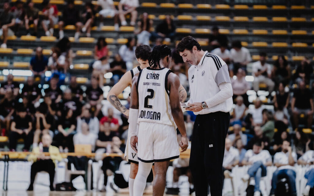 Virtus Bologna, Mumbrù e Ferrari dopo il successo su Pesaro: «Nel secondo tempo abbiamo trovato il nostro ritmo e la musica è cambiata»