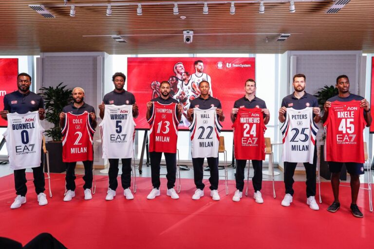 Olimpia Milano, presentati i nuovi arrivi. Wright “Sono diverso da Nebo”, Burnell “Vogliamo essere più competitivi anche in Eurolega” – Di Martino Cavigioli